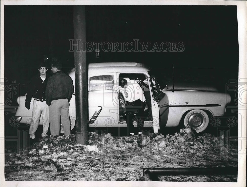1956 Press Photo Teenage fight on Madison Avenue - Historic Images