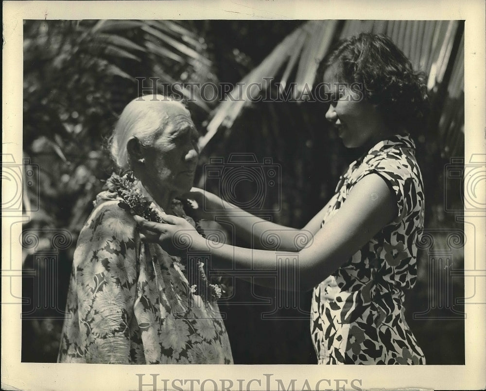 1937 Press Photo Mrs. Kaluna Hoilli Hawii&#39;s Oldest lei Seller decorated by her - Historic Images