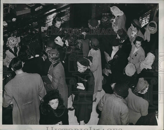 1944 Press Photo Salesgirl at Halles Jewelry shopping-Historic Images