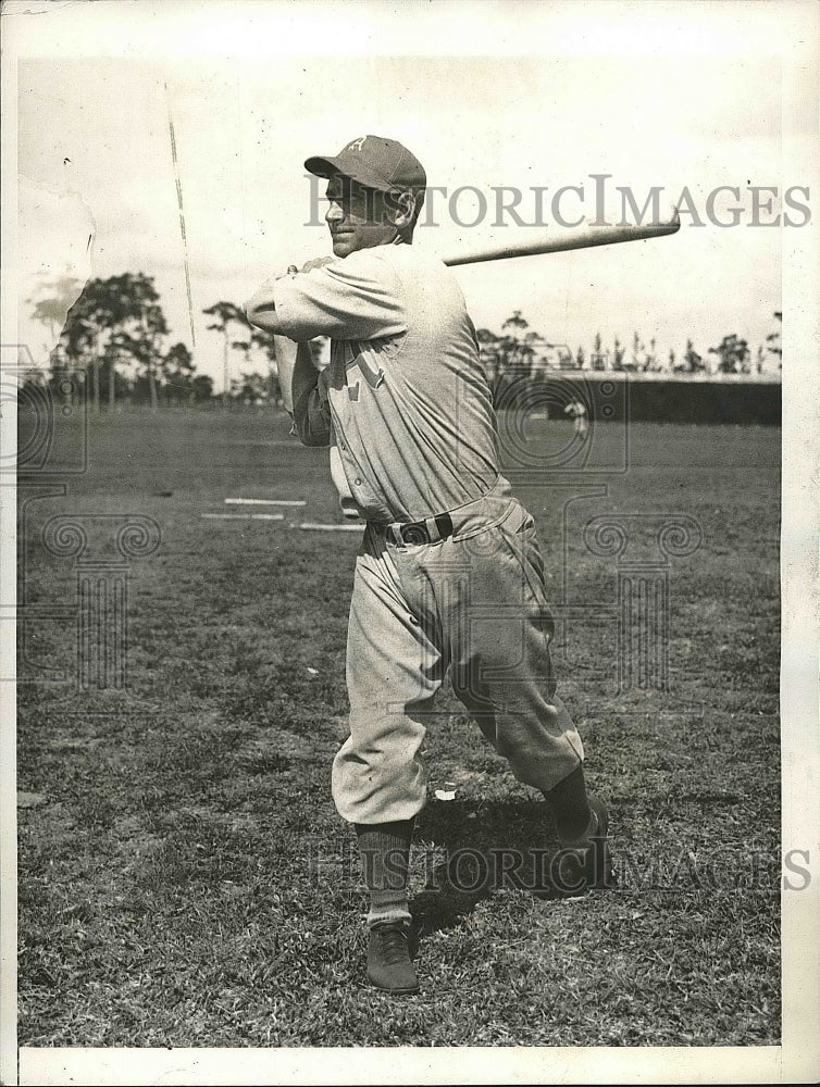 1934 Press Photo Phili Athletics outfielder Raymond Radcliffe during practice - Historic Images