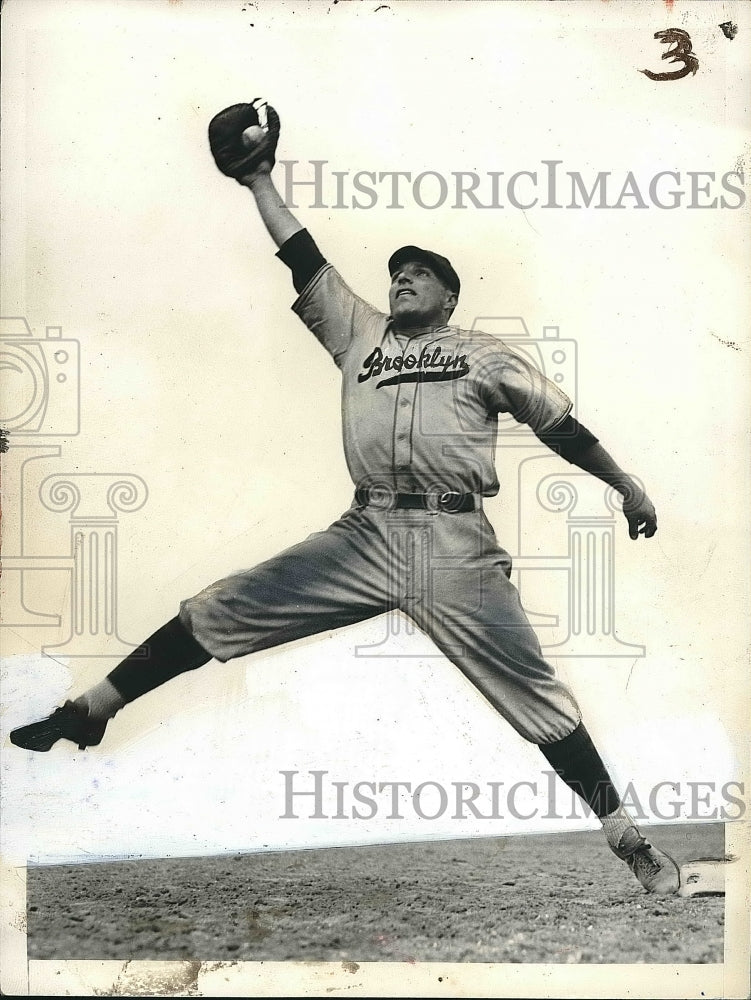 1935 Press Photo Dolph Camilli First Baseman Philadelphia Phillies Training Camp - Historic Images