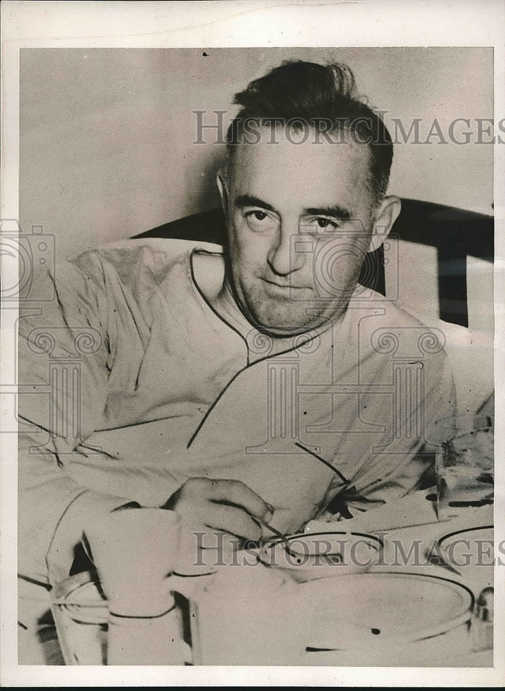 1940 Press Photo Frankie Frisch Manager Pittsburgh Pirates Wesley Hospital Ill - Historic Images