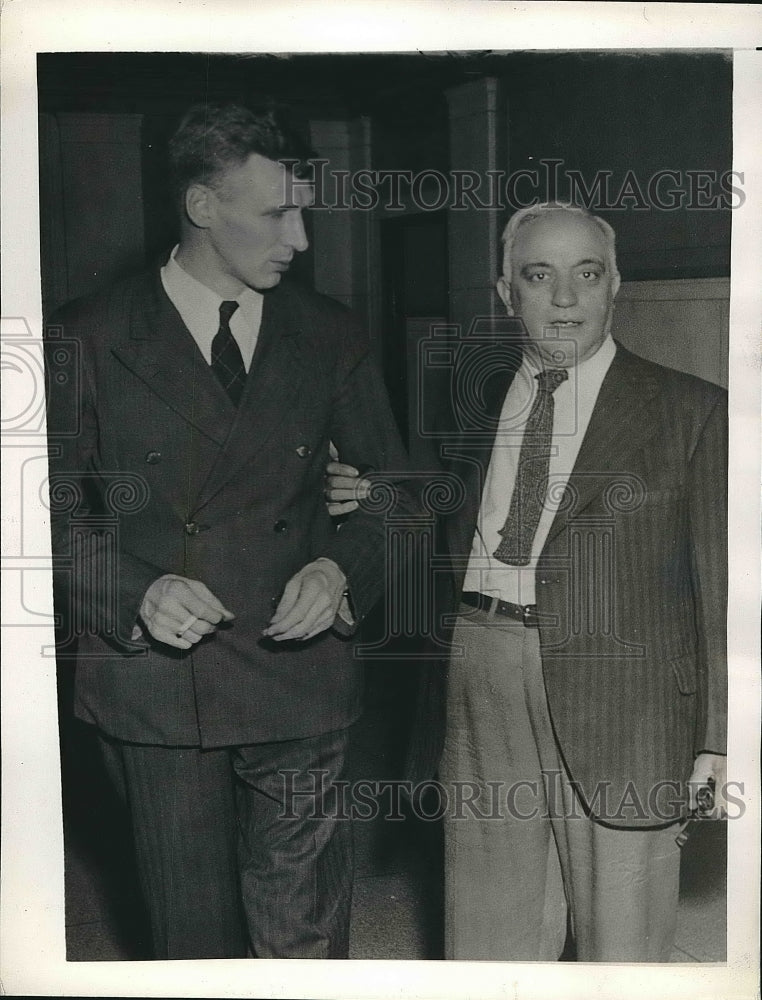 1943 Press Photo Willy Leudtka in custody of US marshall Carney Marro - Historic Images