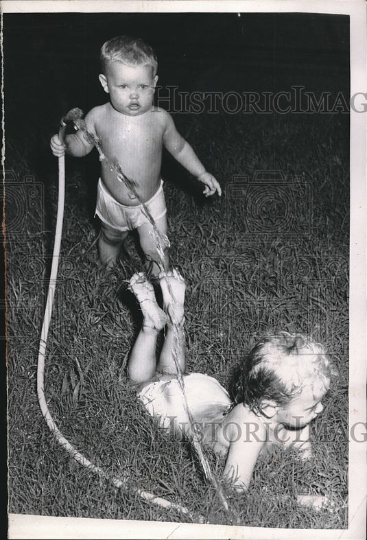 1955 Larry Hammond cooling off Linda Ferris on hot St Louis day - Historic Images