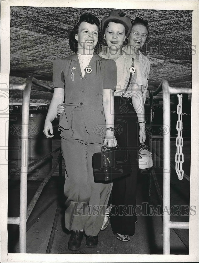 1943 Aircraft Employees Evelyn Roberts,Dolores Stanley,Mary Kretzer - Historic Images