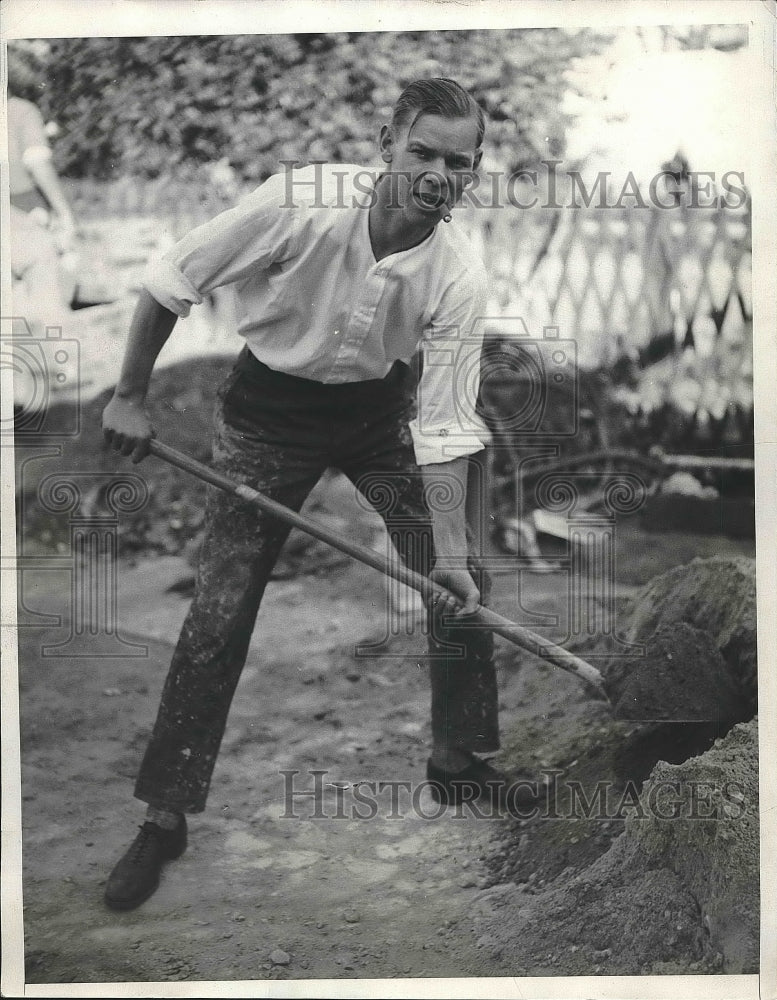 1933 Press Photo Dodger player Babe Herman working at his home - Historic Images