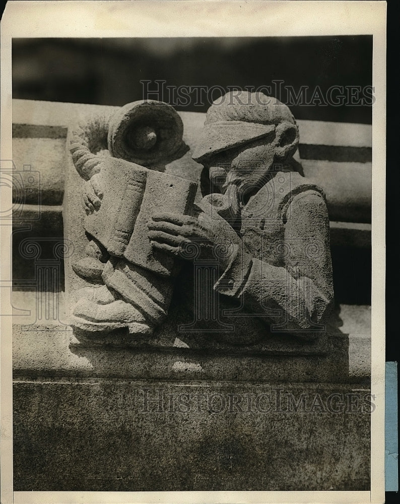 1929 Press Photo Princeton Gargoyle Represents A Student At Night - Historic Images