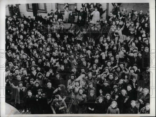 1942 Pittsburgh, PA Grade school protest dismissal of Truant Officer - Historic Images