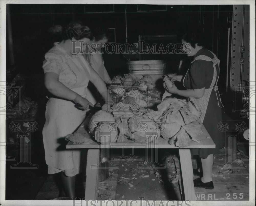 1942 Press Photo Trimming &amp; Sorting Cabbage For Dehydration - nea46859 - Historic Images