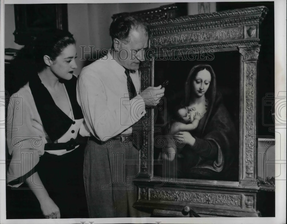 1954 Press Photo Dr and Mrs Hannis Teichert admiring Modonna Painting - Historic Images