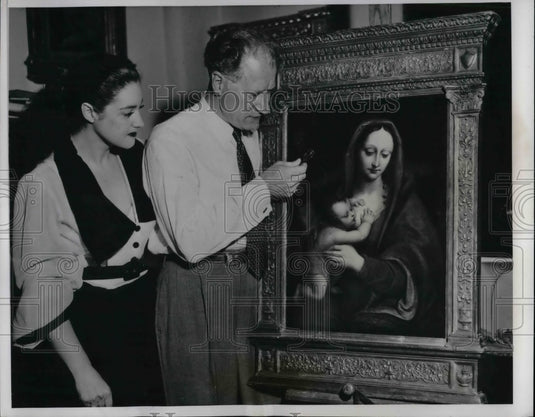 1954 Press Photo Dr and Mrs Hannis Teichert admiring Modonna Painting - Historic Images