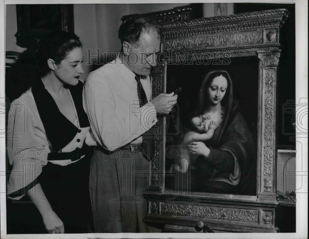 1954 Press Photo Dr &amp; Mrs Hannis Teichert Admiring the Madonna &amp; child Painting - Historic Images