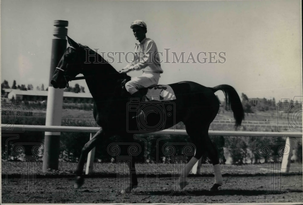 1945 Press Photo Jockey Clarck Reynolds in horse race - Historic Images