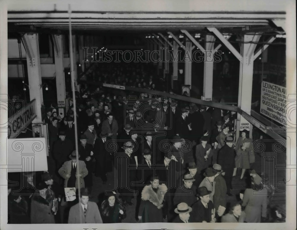 1940 Grand Central Station Crowd - Historic Images