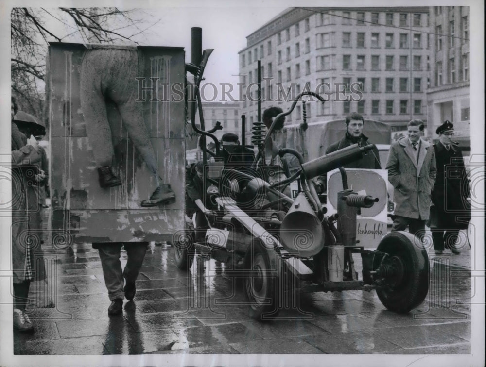 1959 Hamburg Institute Of Art Students Escort You Name It Vehicle - Historic Images
