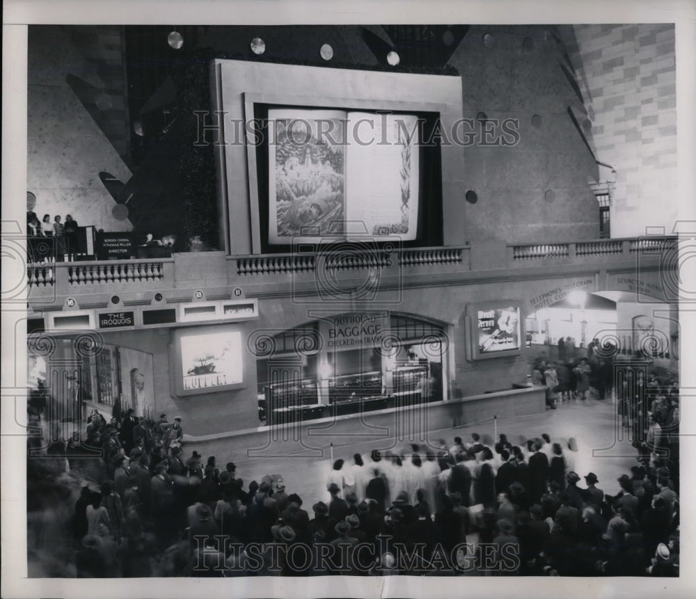 1947 Press Photo Christmas Carolers Sing At Grand Central Station - Historic Images