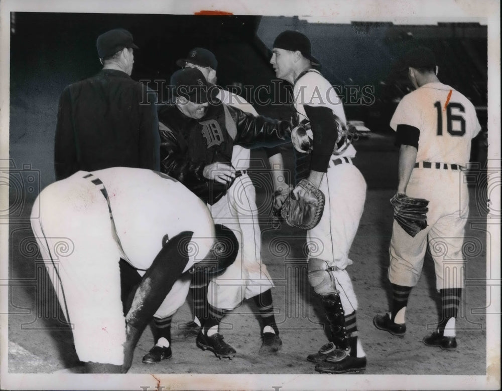 1957 Press Photo Cleveland Indians&#39; Al Smith Dusts Self after Sliding in Safe - Historic Images