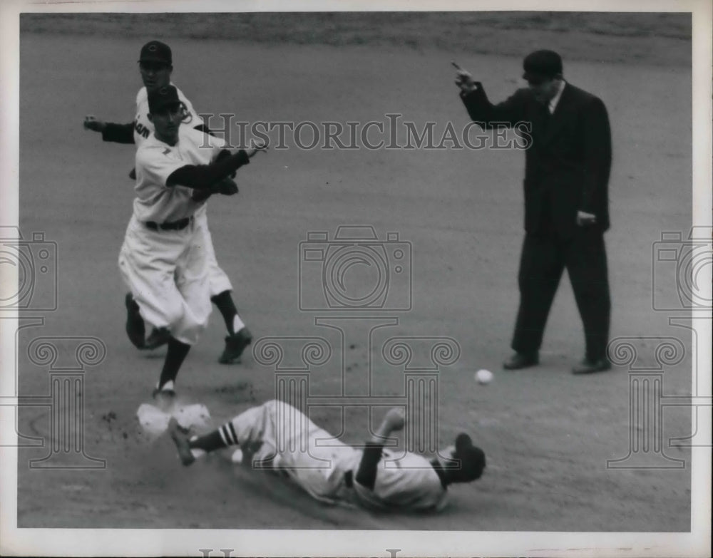 1951 Press Photo Alfonso Carrosquel Out at 2nd Phillies - Historic Images