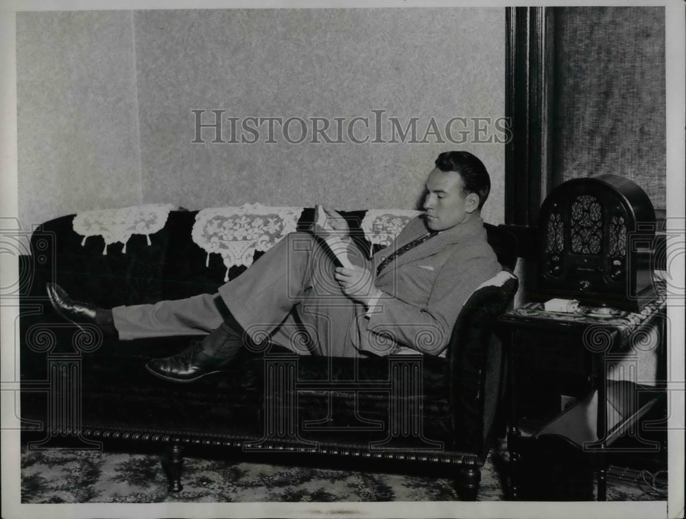 1934 Press Photo Welterweight boxer Jimmy McLarnin at training camp - Historic Images