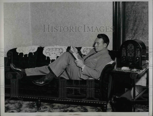 1934 Press Photo Welterweight boxer Jimmy McLarnin at training camp - Historic Images