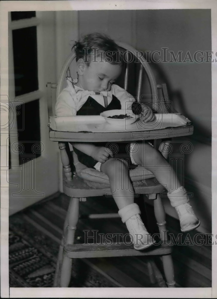 1937 Press Photo Baby Fred Reader asleep in his high chair - Historic Images