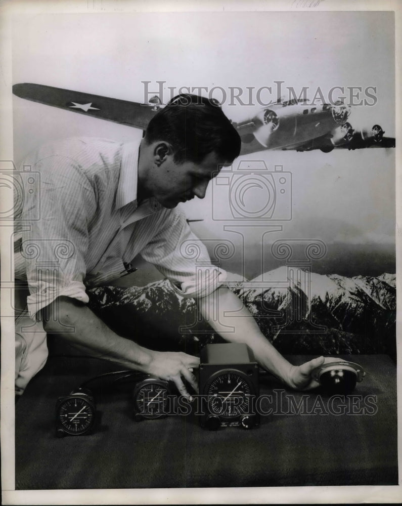 1944 A Sperry Gyroscope Compass on exhibit - Historic Images