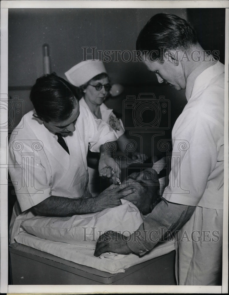 1937 Press Photo Doctors Operate On William Parker - Historic Images