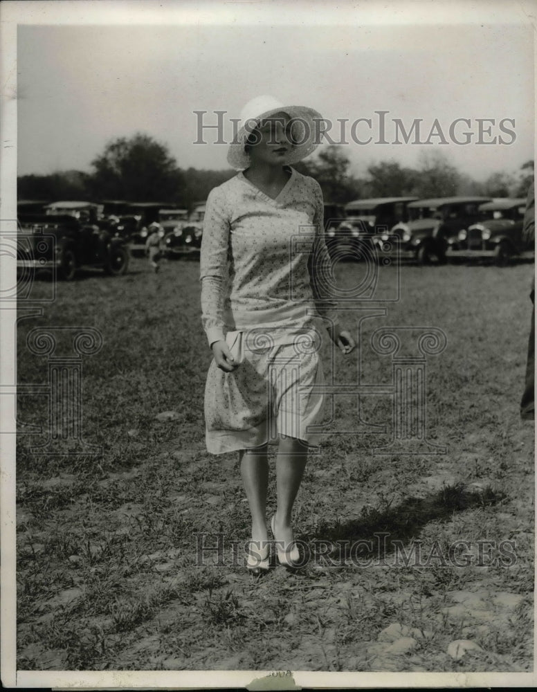 1930 Press Photo Mrs John HG Pall at Glen Head Jr horse show-Historic Images