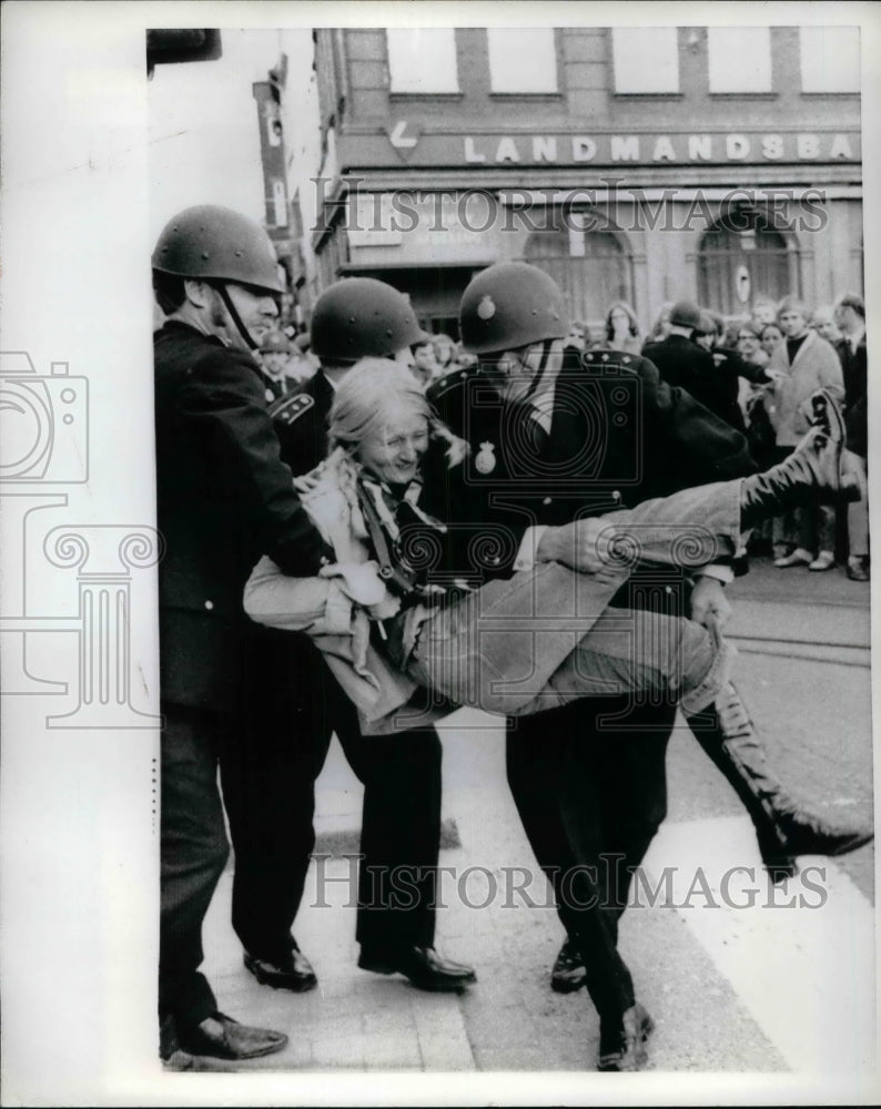 1970 Press Photo Police remove a girl demonstrator in Copenhagen,-Historic Images