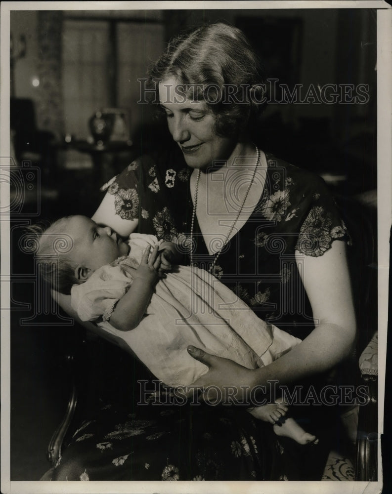 1930 Press Photo Secretary of War Patrick Hurley&#39;s wife &amp; baby daughter Mary - Historic Images