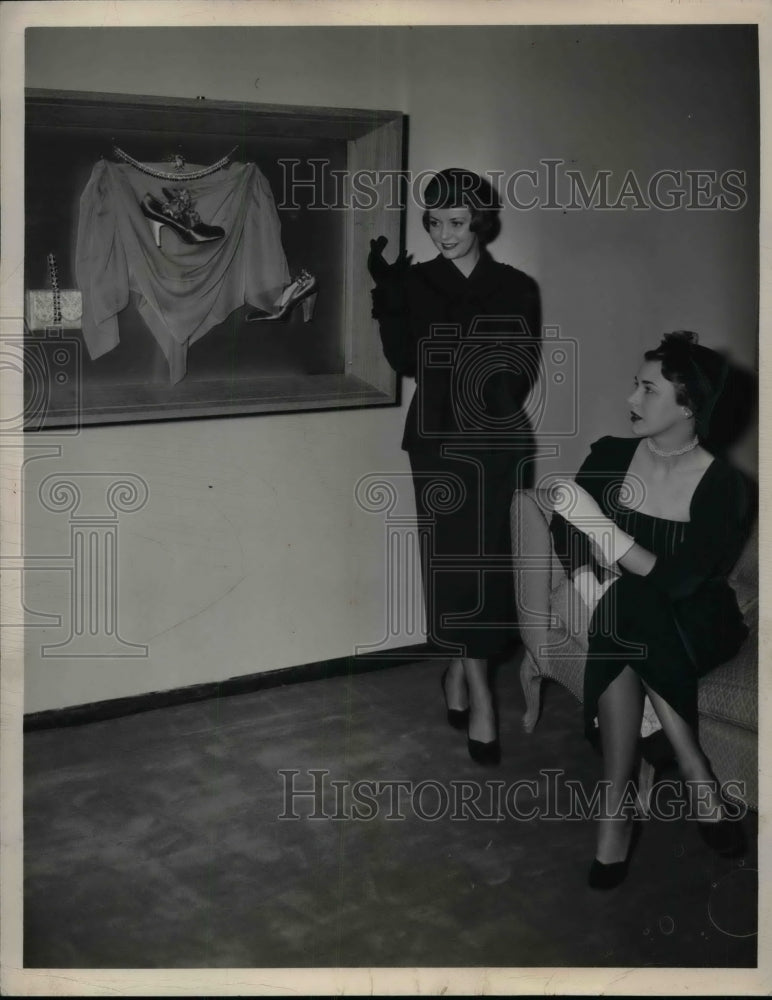 1948 Two society women at Halle's Specialty store - Historic Images