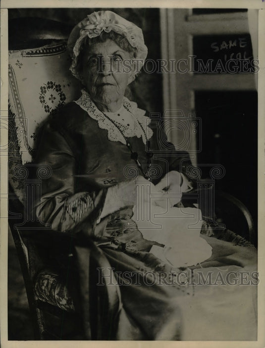 1923 Mrs Harriet Hubbard of NY turns 100 years old - Historic Images