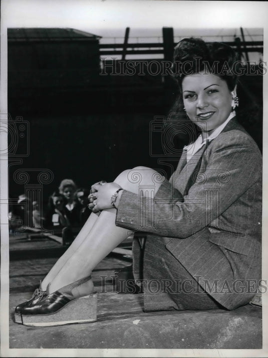 1946 Press Photo Mrs. Isabell Koenig French War Bride arriving in New York - Historic Images