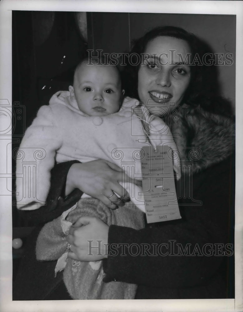 1946 Maria Gradnatta and her son Tony Arrive in New York - Historic Images