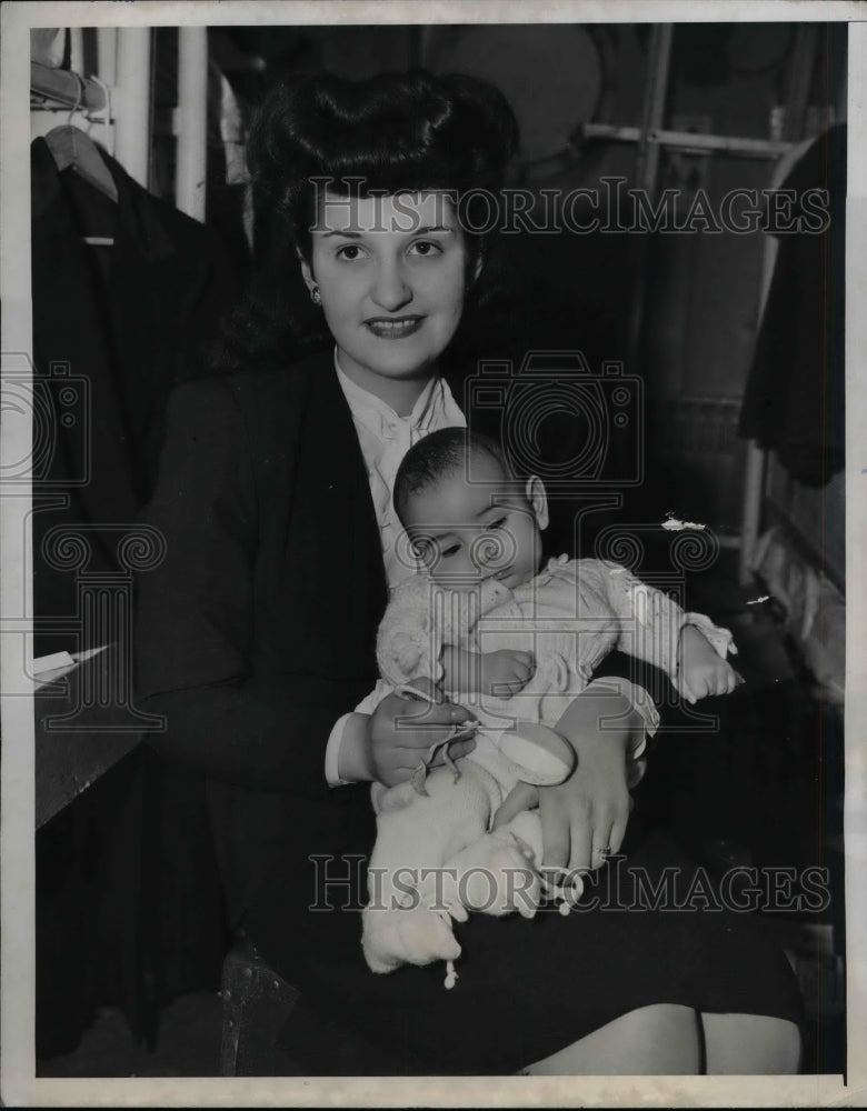 1946 Press Photo Mrs. Lilly Echt Wanye L. Echt Bernard Echt-Historic Images