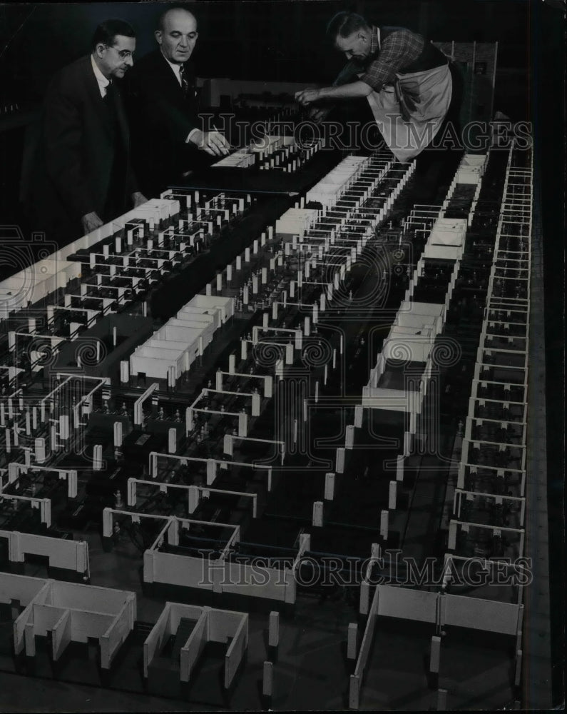 1947 Press Photo Wm Picoh, Art Willis of Ford Motor Company - Historic Images