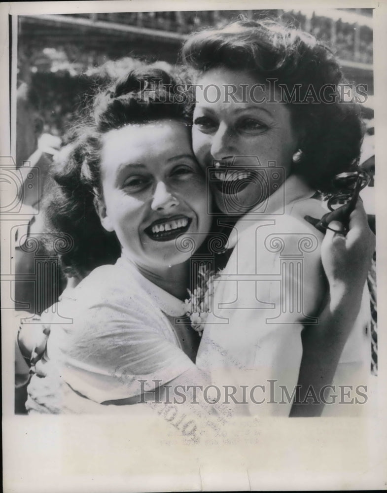 1951 Press Photo Loretta Young & Mary Lee Wallard at a 500 mile race - Historic Images