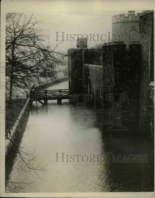 1928 Press Photo Tower of London surrounded by water - Historic Images