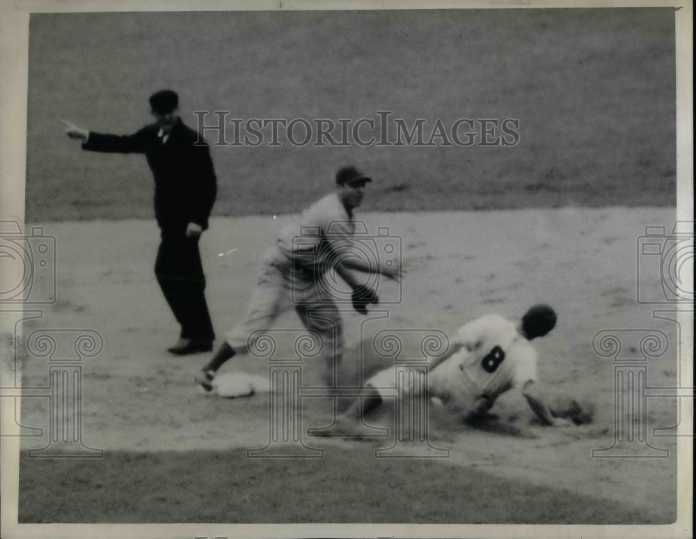 1943 Press Photo Dodger Billy Herman vs Giants Gus Mancuso - Historic Images