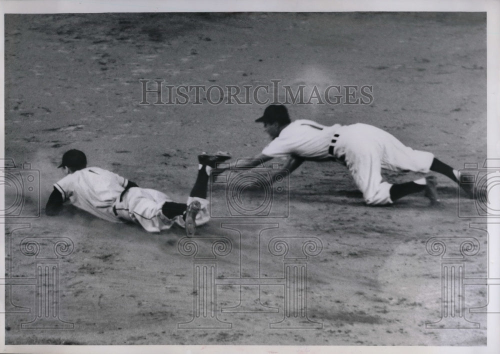 1951 Press Photo Athletics Eddie Joost safe at 2nd vs Indians Dale Mitchell - Historic Images