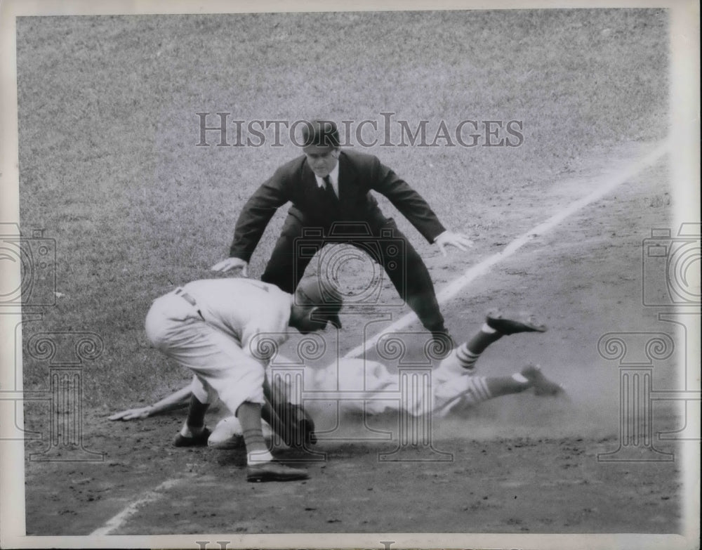 1947 Press Photo St Louis Al Schoendienst vs Cubs Bob Sturgeon-Historic Images