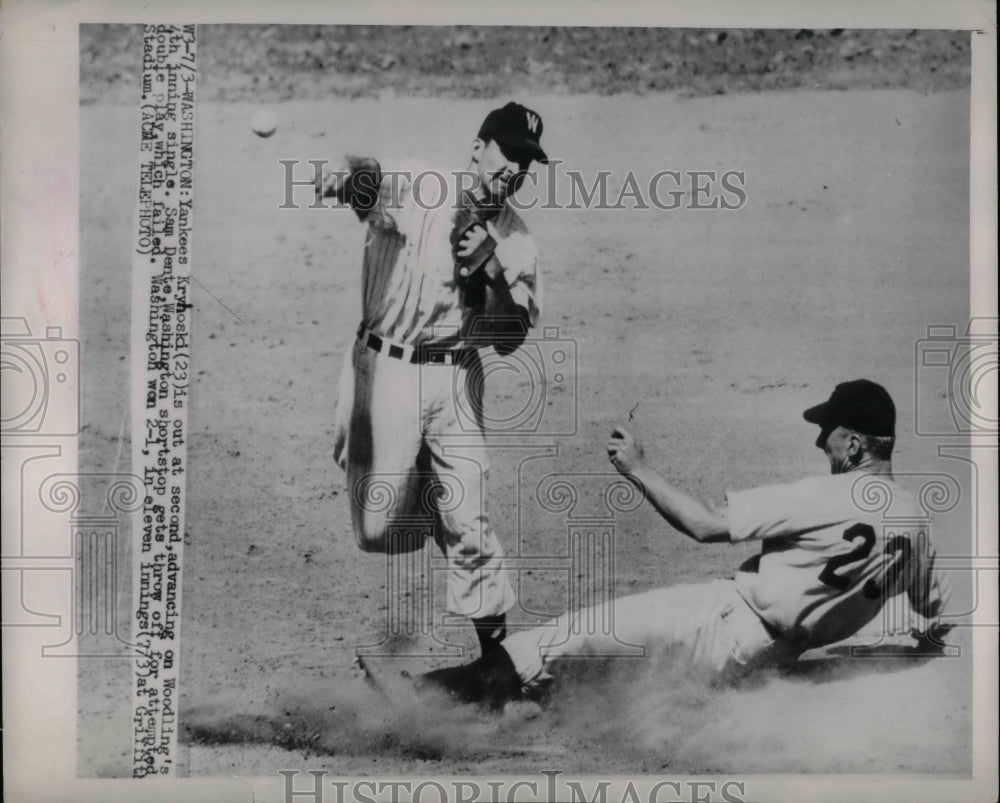 1949 Press Photo Yankee Kryhoski out at 2nd vs Sam Dente of Washington - Historic Images