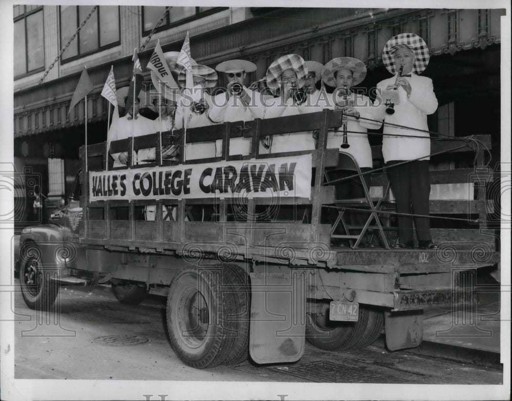 1953 Halle&#39;s College caravan band members - Historic Images