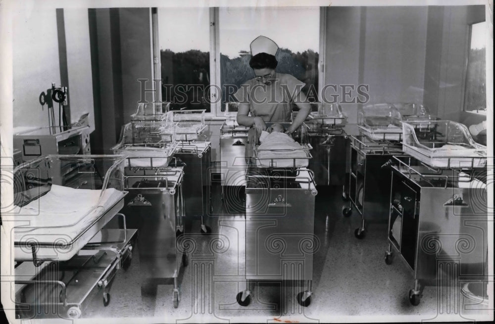 1961 Press Photo Nurse Mrs Mary Niederriten at Parma Community hospital - Historic Images