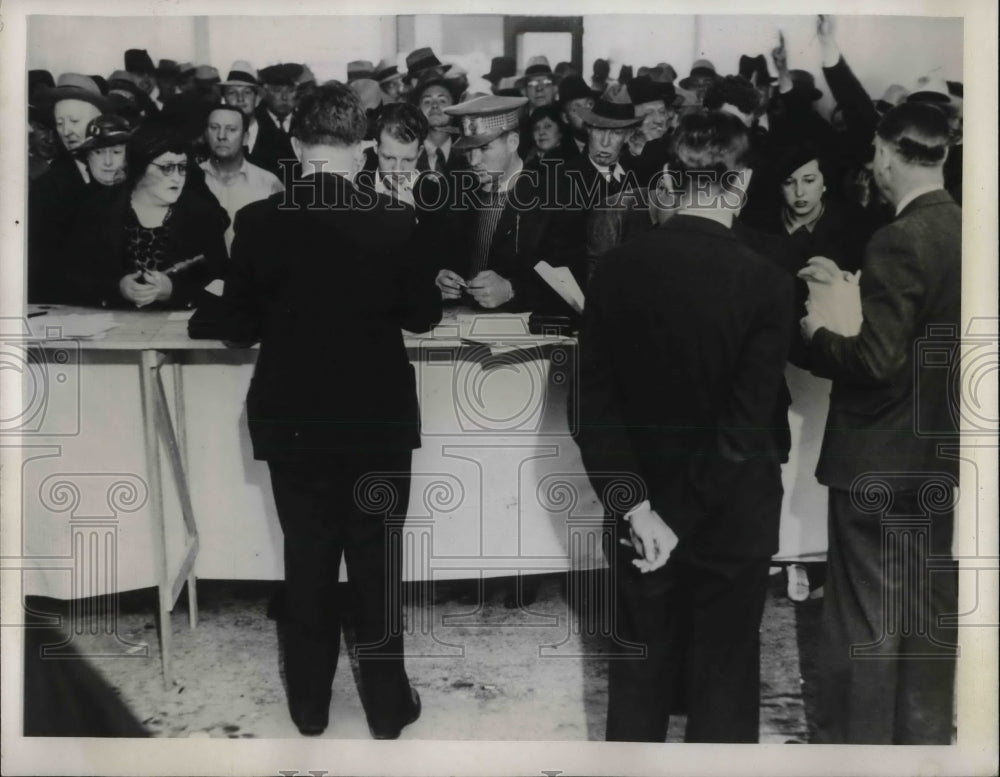 1959 Investors at San Francisco Golden Gate Chain club - Historic Images