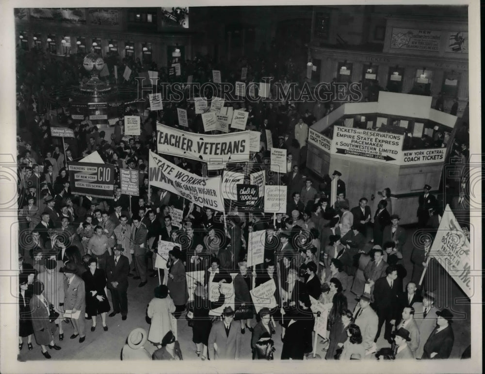 1946 Press Photo Veterans in Grand Central marched to Albany to demand housing. - Historic Images