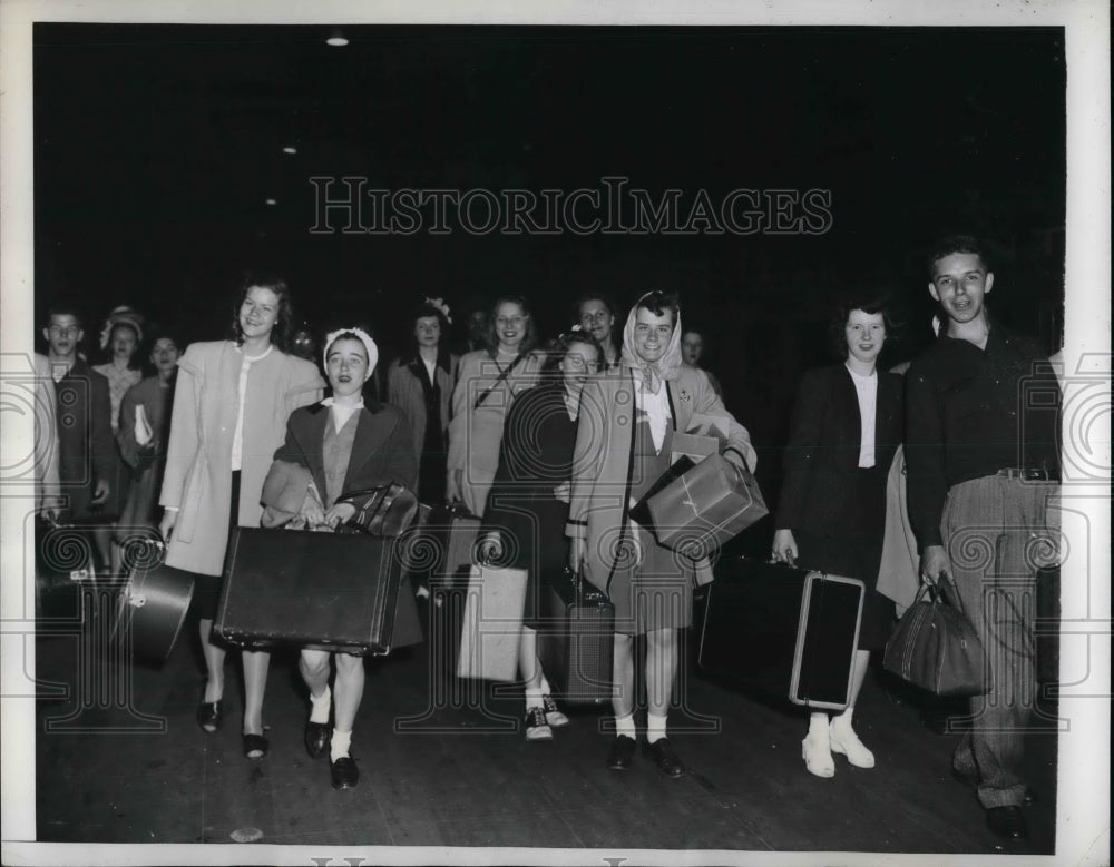 1946 Stranded Passengers leaves Grand Central Station during strike. - Historic Images