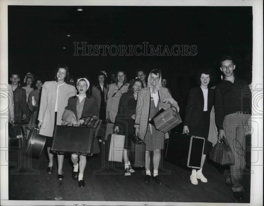 1946 Stranded Passengers leaves Grand Central Station during strike. - Historic Images
