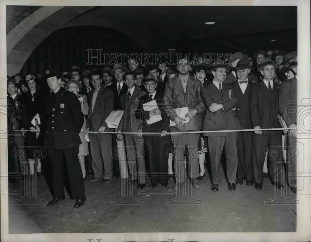 1946 Press Photo Police at Grand Central Station in NYC during transpot strike - Historic Images