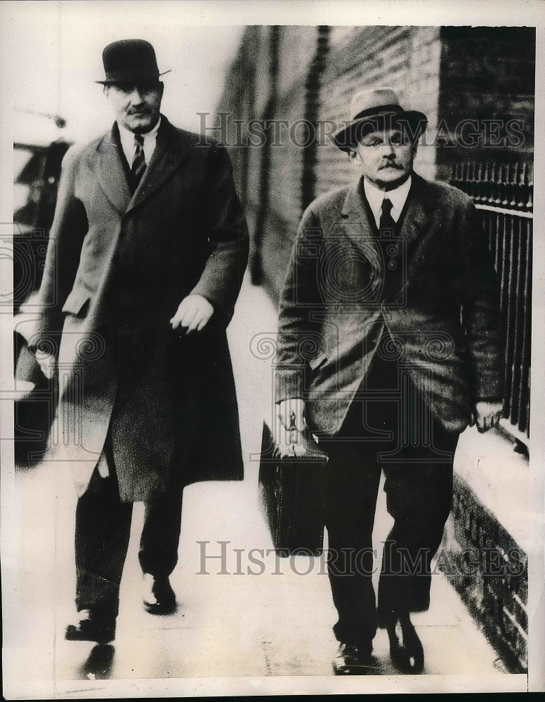 1938 Frank Harrison & court baliff head to jail in London - Historic Images